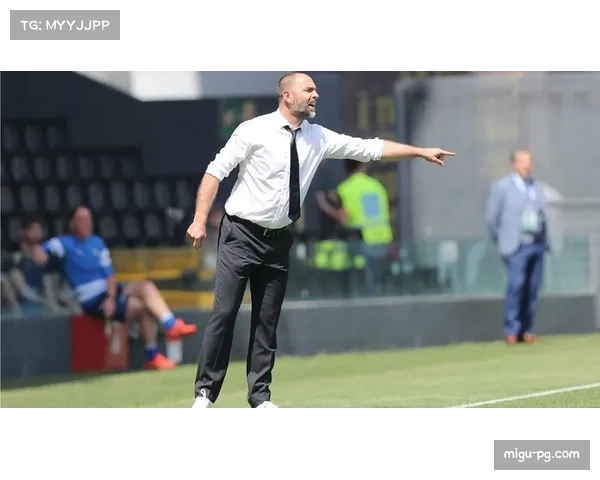 乌迪内斯两球无效var判罚引争议，主帅场边抗议吃牌