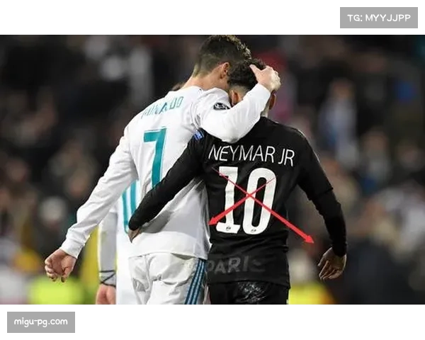 巴黎德比球员抽筋，对手上前搀扶展现体育精神